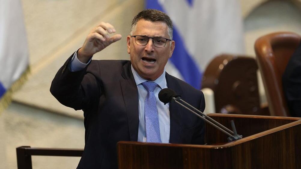 גדעון סער על דוכן הנואמים בכנסת