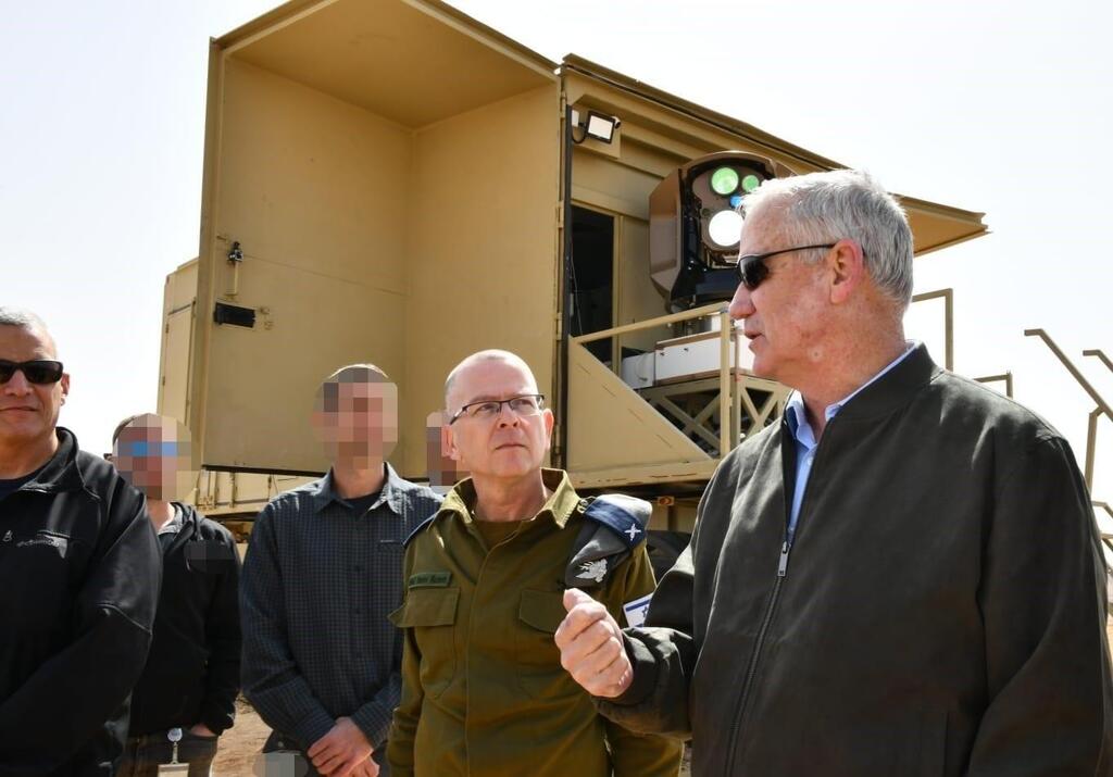 Defense Minister Benny Gantz, right, visits a battery of an experimental laser-based defense system (Photo: The Defense Ministry) בני גנץ אישר הזמנת פיתוח וייצור של מערכת לייזר ליירוט רקטות ופצמ"רים