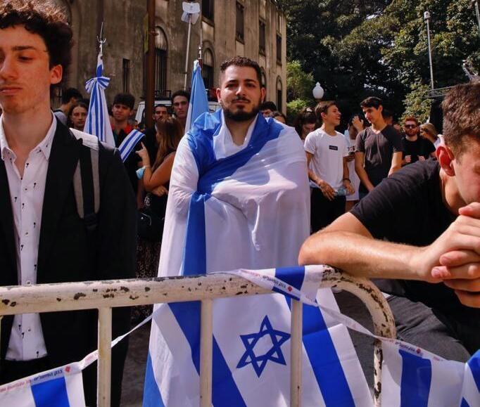 משתתף בטקס הזיכרון עטוף בדגל ישראל (צילום: שגרירות ישראל בארגנטינה) ביקור שר המשפטים גדעון סער בארגנטינה