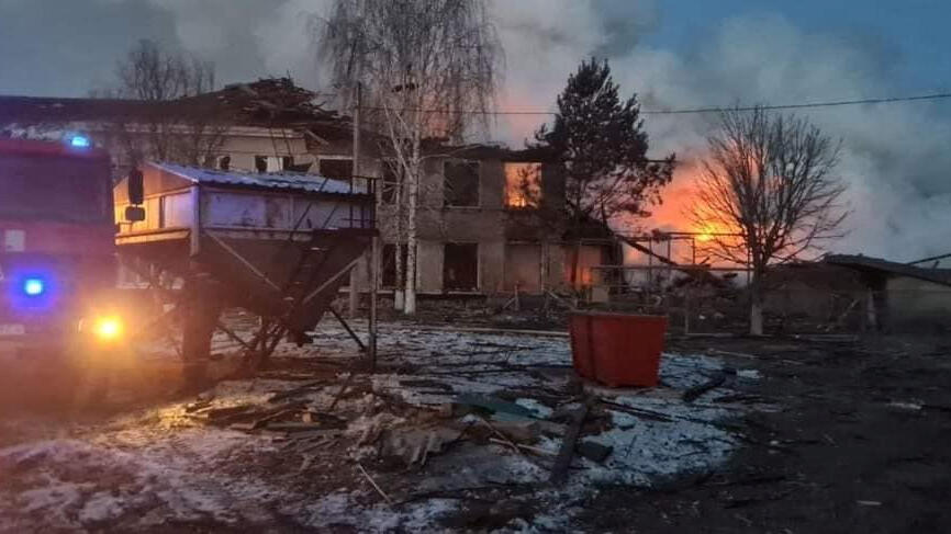 Ukrainian homes on fire after being hit by Russian bombings near Kyiv (Photo: Reuters) שריפה בבניין שנפגע