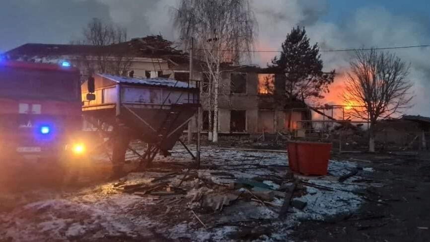 A building on fire after sustaining a direct hit from Russian fire near Kharkiv (Photo: Reuters) שריפה בבניין שנפגע