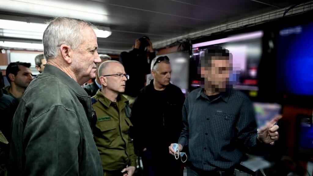 Defense Minister Benny Gantz during the successful testing of a new laser missile defense system (Photo: Defense Ministry) בני גנץ אישר הזמנת פיתוח וייצור של מערכת לייזר ליירוט רקטות ופצמ"רים