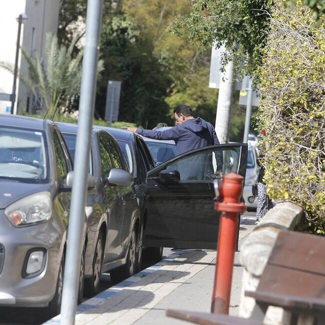 מתקשה להיפרד מהאוטו (צילום: מוטי לבטון) מתקשה להיפרד מהאוטו