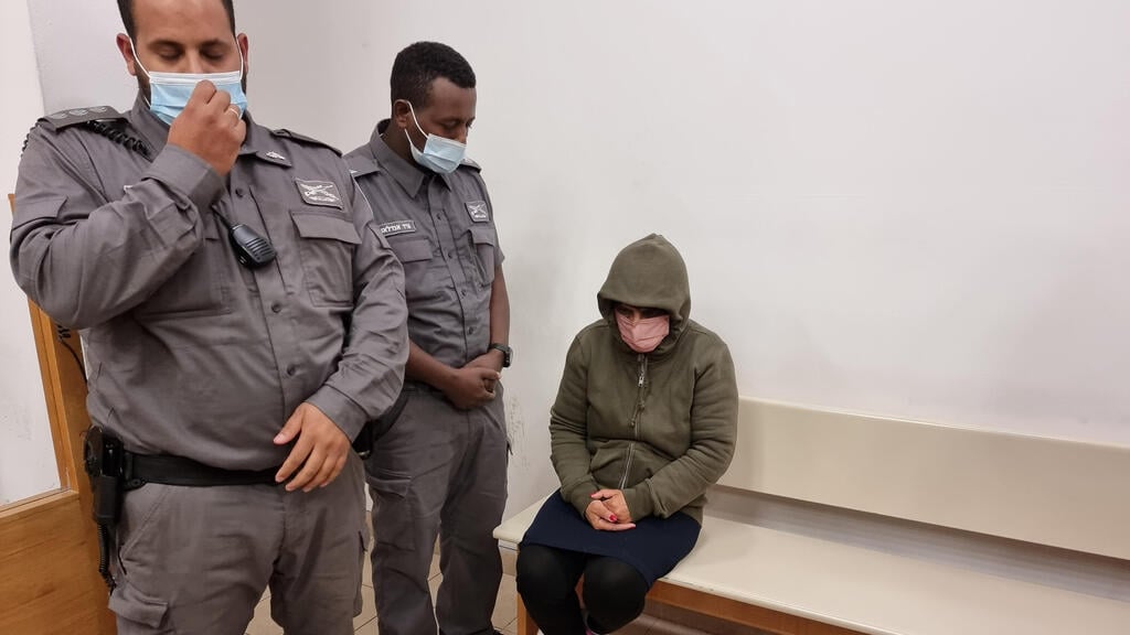 הארכת המעצר, הבוקר. ההורים צעקו: "נדאג שתשבי בכלא" (צילום: שמוליק דודפור) הארכת מעצר לסייעת מפתח תקווה