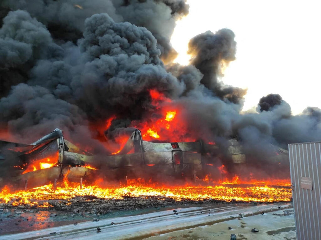 A burning storage depot hit by Russian shelling, in Sumy, Ukraine (Photo: Press service of the State Emergency Service of Ukraine/Handout via REUTERS) הפצצה בסומי שריפה במרכז איחסון