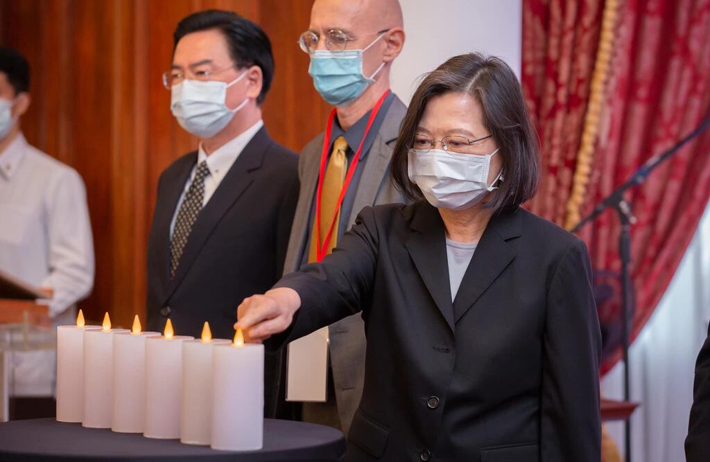 Taiwan President Tsai Ing-Wen lights memorial candles on International Holocaust Memorial Day נשיאת טאיוואן בטקס לזכר יום השואה הבינלאומי
