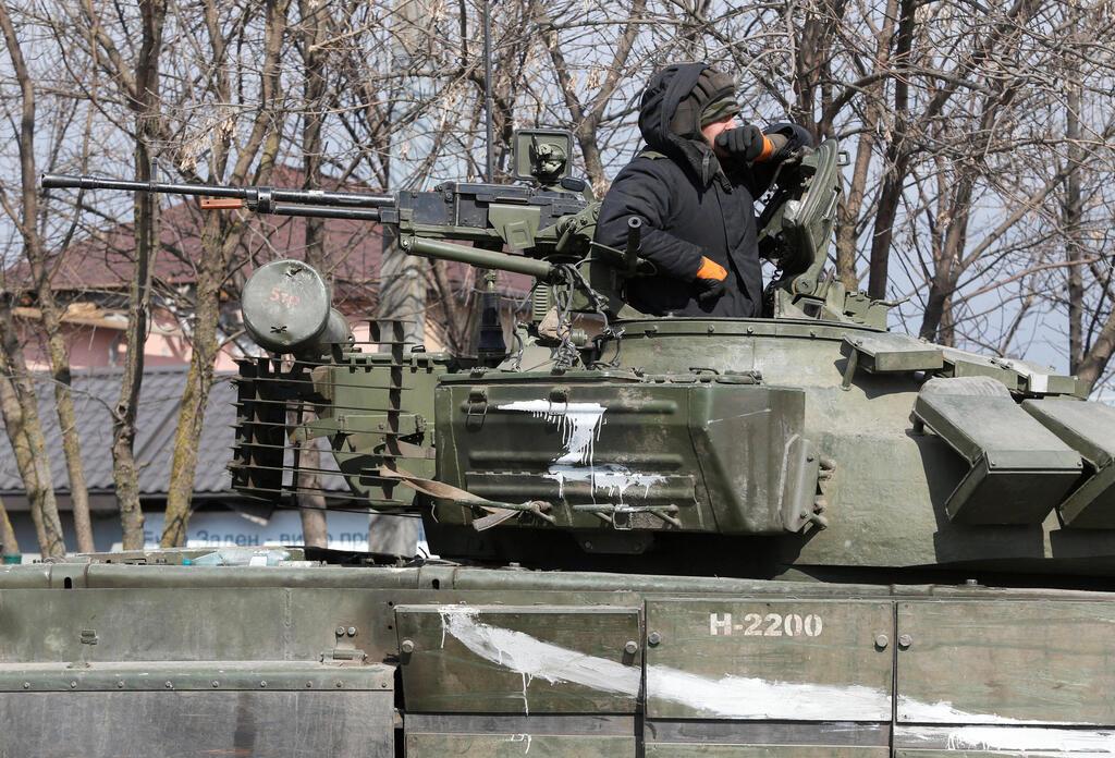 A Russian tank in the Ukrainian port of Mariupol (Photo: Reuters) טנק רוסי ברחובות מריופול