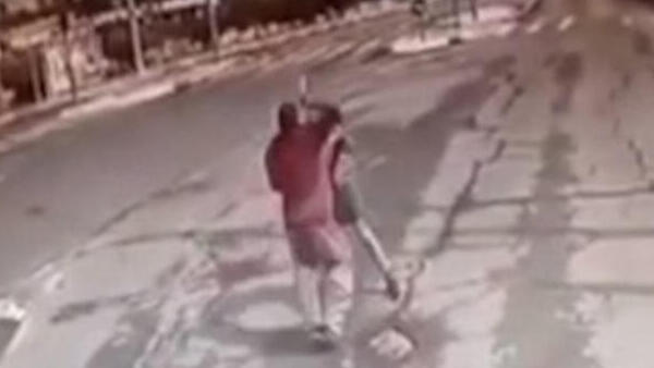 תיעוד אירוע הדקירה בסמוך למתחם התחנה ממצלמת רכב