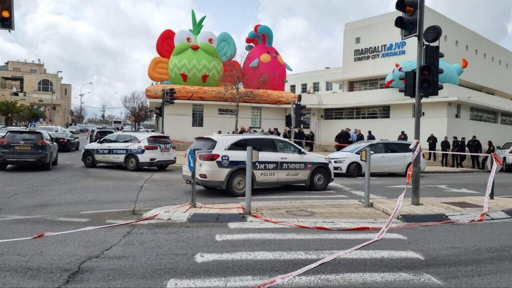 Police cordon off scene of stabbing attack in Jerusalem אירוע דקירה שהתרחש בירושלים ליד מתחם התחנה