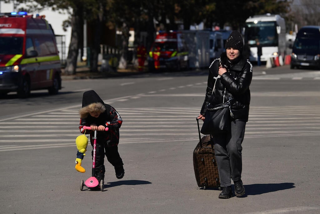 Ukrainian refugees at the Cirt Border Crossing with Romania (Photo: Reuters) פליטים מאוקראינה בגבול רומניה
