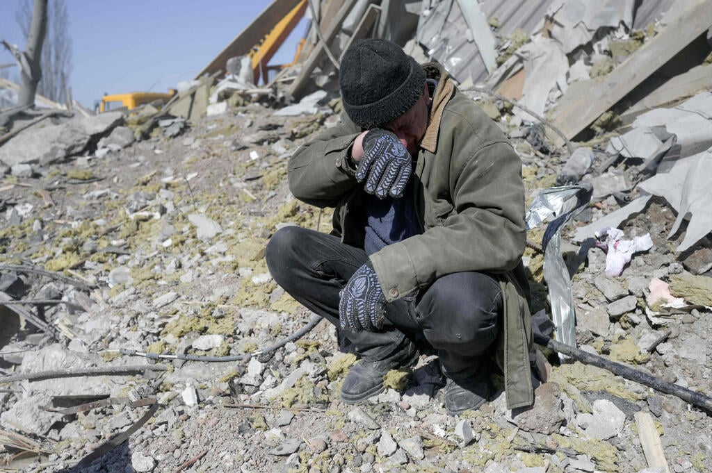 Aftermath of a Russian bombardment on military barracks, in Mykolaiv, Ukraine, where dozens of Ukrainian soldiers believed dead (Photo: AFP) בית ספר צבאי שהופגז במיקולאייב