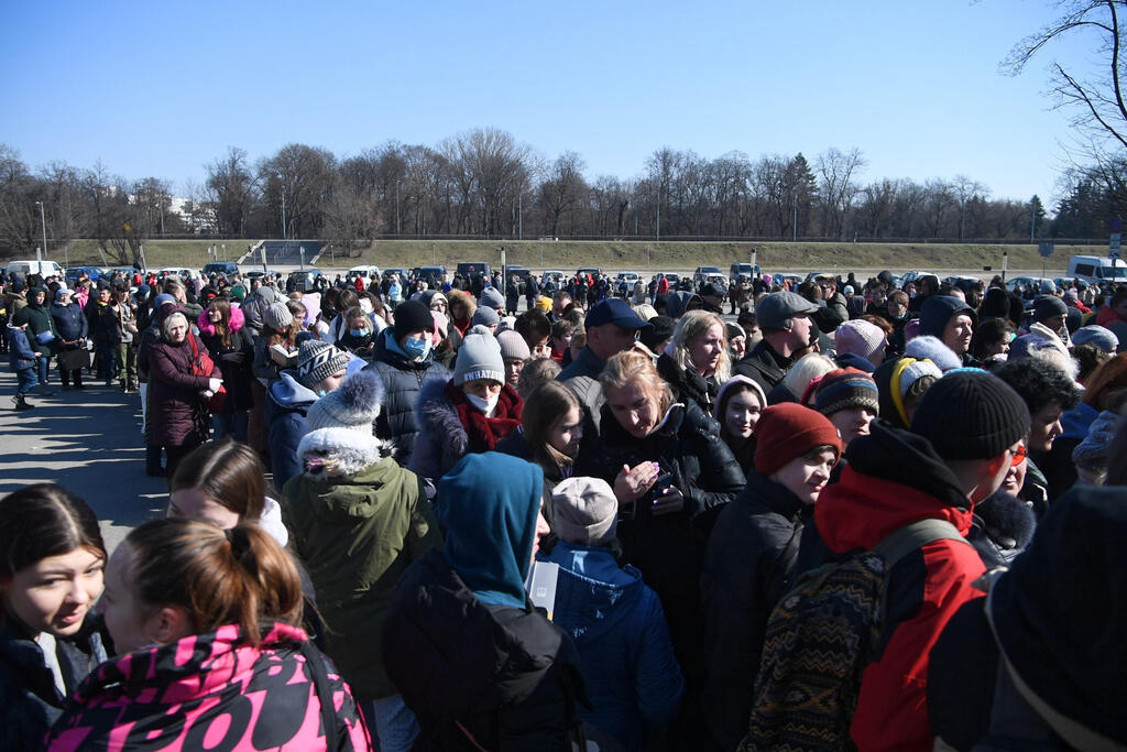 Ukrainian refugees cross the border into Poland (Photo: EPA) פליטים מאוקראינה בוורשה פולין