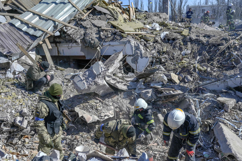 Searching for survivors in Mykolaiv on Saturday (Photo: AFP) Searching for survivors in Mykolaiv on Saturday