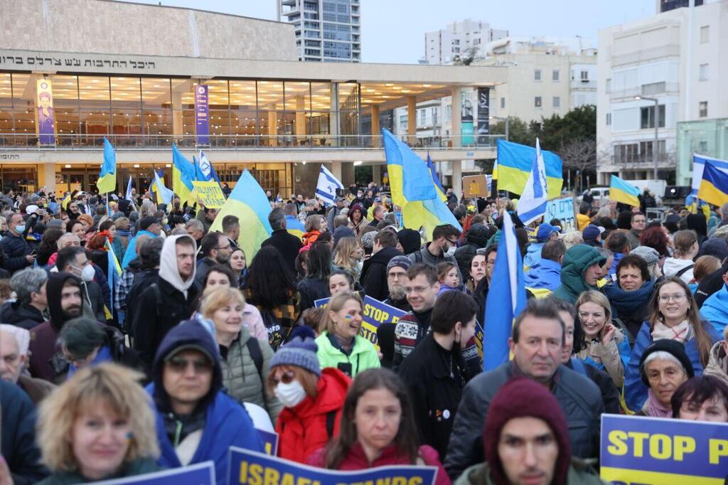 Over a thousand gather Tel Aviv's Habima Theater Square for Zelensky's speech (Photo: Moti Kimchi) הקרנה פומבית של נאום זלנסקי בכיכר הבימה בתל אביב