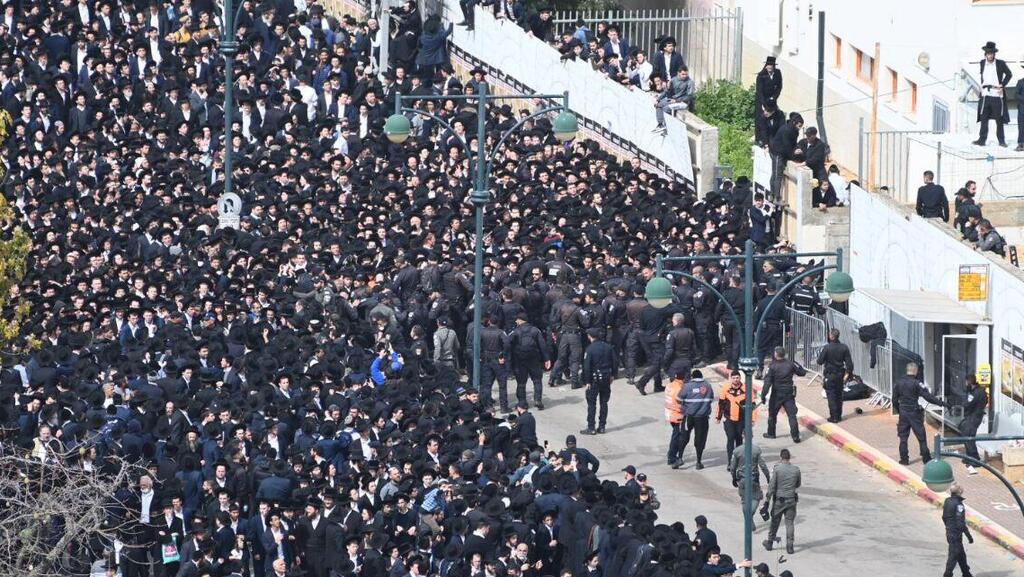 The crowd at the funeral procession of Rabbi Kanievsky (Photo: Yair Sagi) בית העלמין בבני ברק