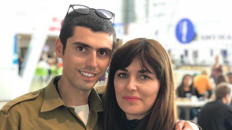 מיכאל אברוטיס ואימו