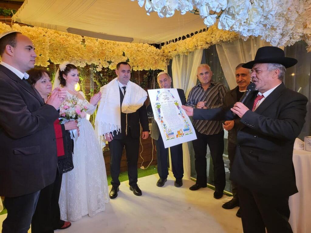 החופה בעפולה, משפחת הכלה באוקראינה (צילום: אבי מזרחי, הסטורי עפולה) המשפחה מלווה את חתונת הבת בעפולה דרך אפליקציית וויבר מאוקראינה המופגזת