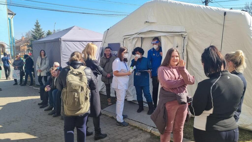 מטופלים ראשונים בבית החולים (צילום: יריב כץ) מטופלים מגיעים לבית החולים