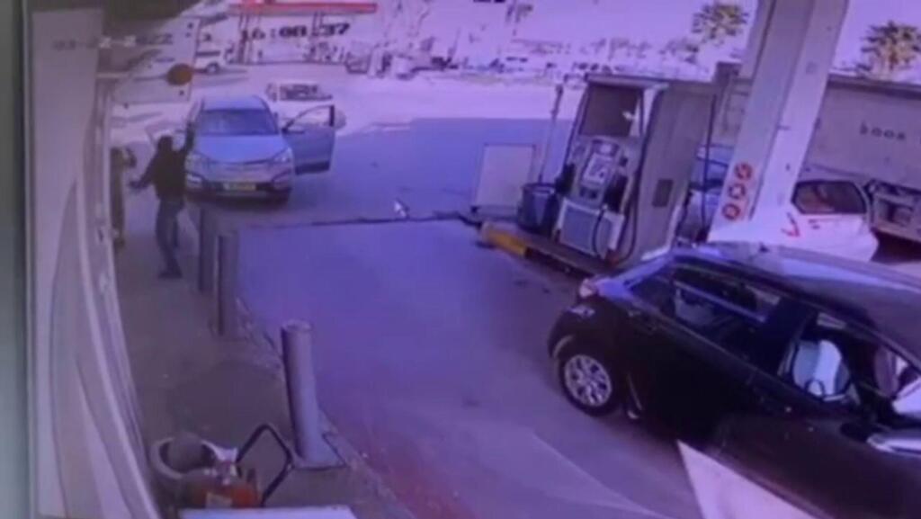 Security footage showing the attacker approach his first victim with a knife תיעוד הפיגוע בבאר שבע