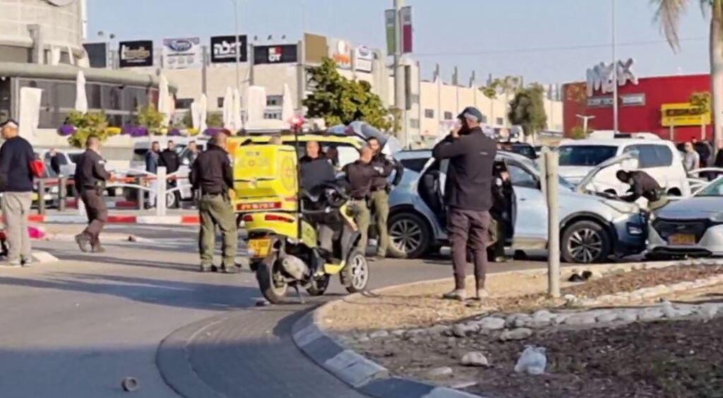 The scene of Tuesday's stabbing attack in Be'er Sheva (Photo: Ilana Curiel) זירת האירוע בבאר שבע