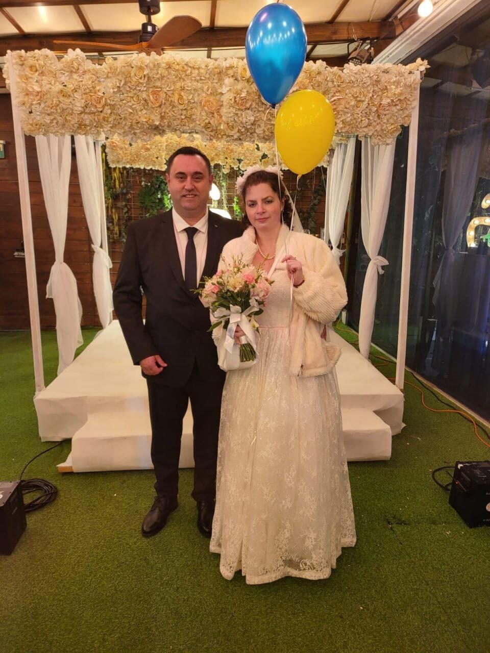 בני הזוג: "אחרי המלחמה נחגוג גם באוקראינה" (צילום: אבי מזרחי, הסטורי עפולה) המשפחה מלווה את חתונת הבת בעפולה דרך אפליקציית וויבר מאוקראינה המופגזת