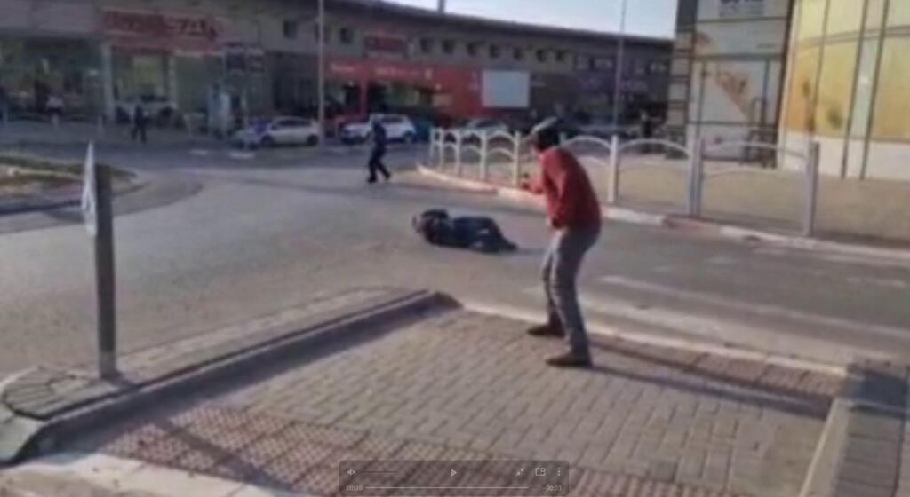 The terrorist shot and killed by a passerby תיעוד רגעי נטרול המחבל
