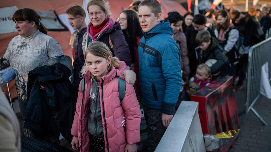 מדיקה אזרחים תושבים פליטים עומדים ב תור מעבר גבול אוקראינה פוילן משבר מלחמה רוסיה אוקראינה 