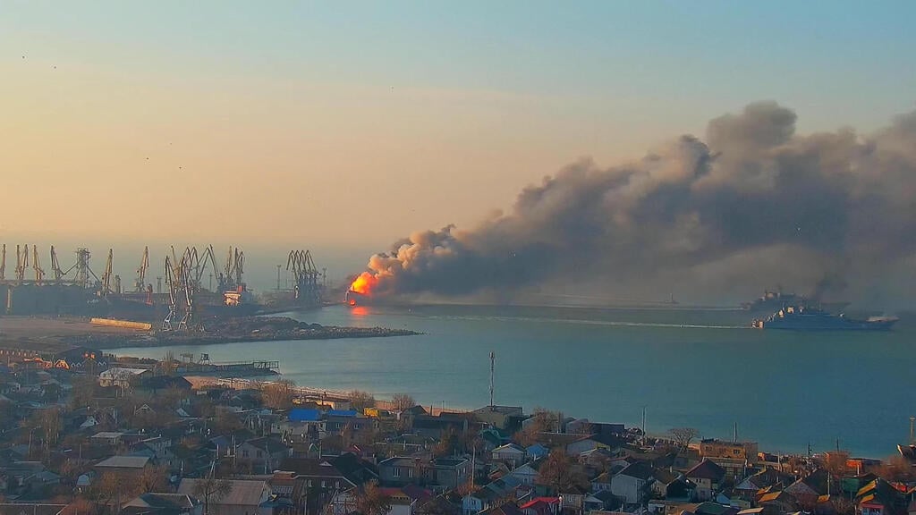 נמל ברדיאנסק הכבוש, אתמול בבוקר. אוקראינה טוענת: הטבענו שם ספינת מלחמה רוסית (צילום: רויטרס) עשן מ הפגזה ב נמל אוקראינה טוענת ש השמידה ספינה של חיל הים ה רוסי ב נמל העיר ה כבושה ברדיאנסק