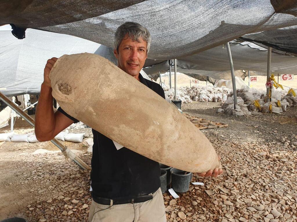   אסף קמר עם קנקן ענק