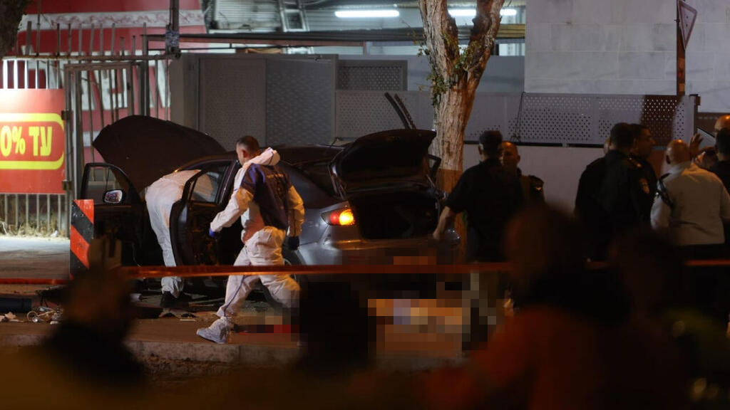 Police investigators at the scene of the deadly terror attack in Hadera on Sunday (Photo: Gil Nechushan) זירת הפיגוע