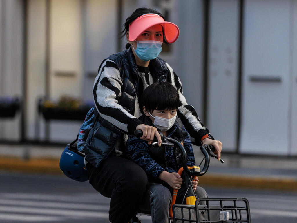 צילום: EPA תושבים ב שנגחאי שנכנסת ל סגר קורונה סין