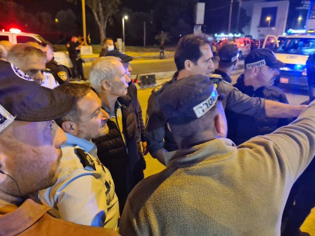בר-לב עם המפכ"ל בזירת הפיגוע בחדרה זירת הפיגוע