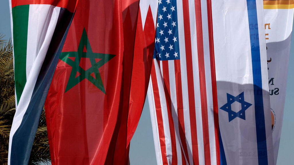 Flags of the UAE, Morocco U.S. and Israel (Photo: AFP) דגלי המדינות במלון ישרוטל קדמא בשדה בוקר