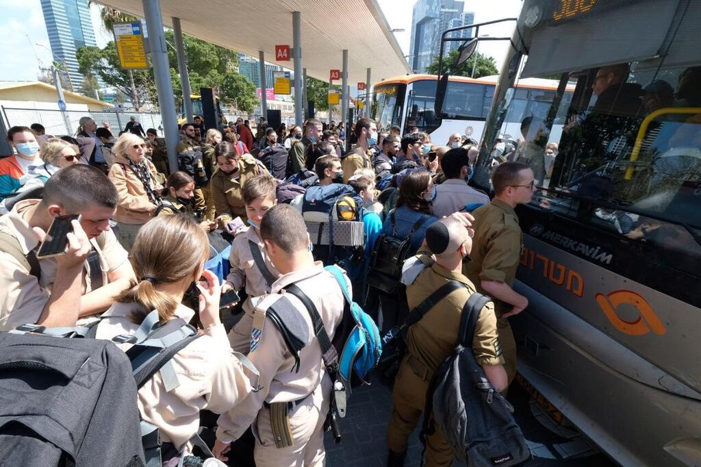 בגלל התקלה ברכבת: עומס בתחנות האוטובוס ליד תחנת הרכבת סבידור בת"א (צילום: שאול גולן) בגלל התקלה ברכבת ישראל עומס בתחנות האוטובוס
