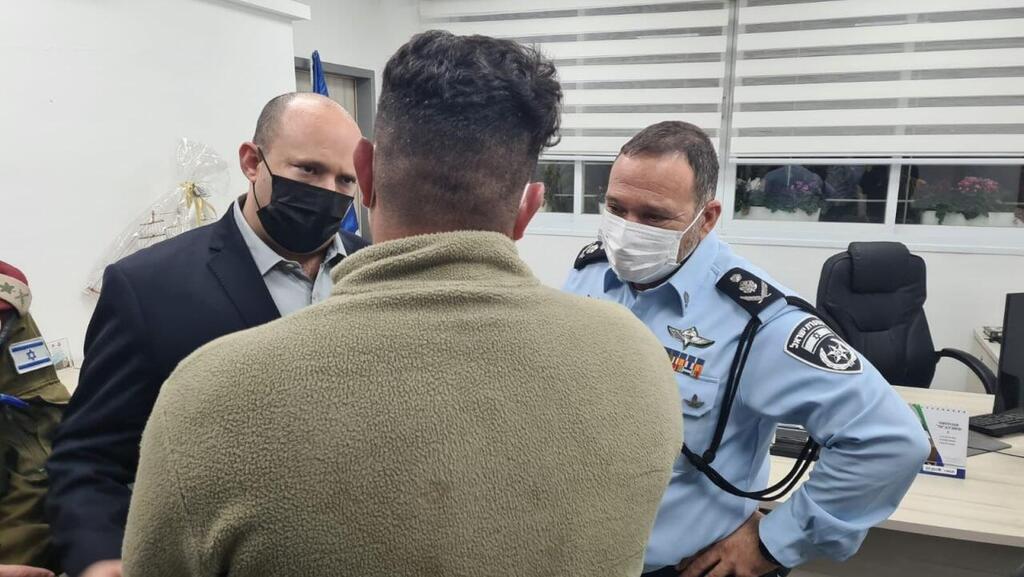 ראש הממשלה והמפכ"ל משוחחים עם אחד המסתערבים שחיסלו את המחבלים (צילום: דוברות המשטרה) בנט בתחנת המשטרה בחדרה עם המפכ"ל