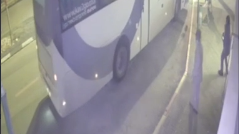 המחבל מימין והאדם המבוגר בלבן. המחבלים לא ירו לעברו או פגעו בו זירת הפיגוע