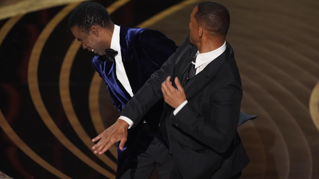 Will Smith slapping Chris Rock at the Oscars (Photo: AP) וויל סמית כריס רוק אוסקר