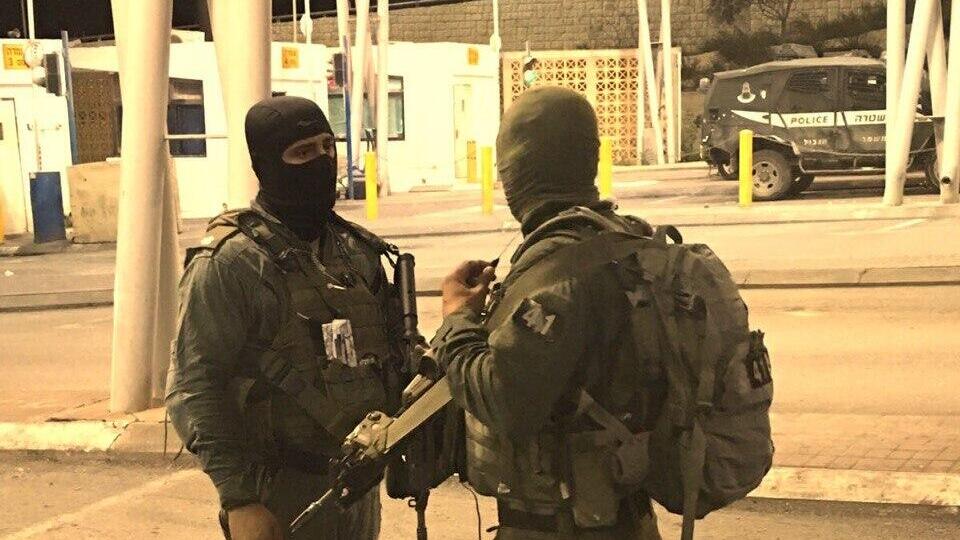 Undercover Border Police officers רפ"ק י' (משמאל), שנטרל את אחד המחבלים, בפעילות מבצעית