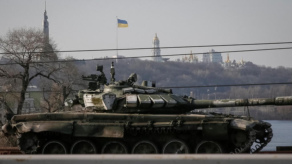 Russian tank on Kyiv's outskirts (Photo: Reuters) קייב רכבת מובילה טנק רוסי שנתפס משבר מלחמה רוסיה אוקראינה