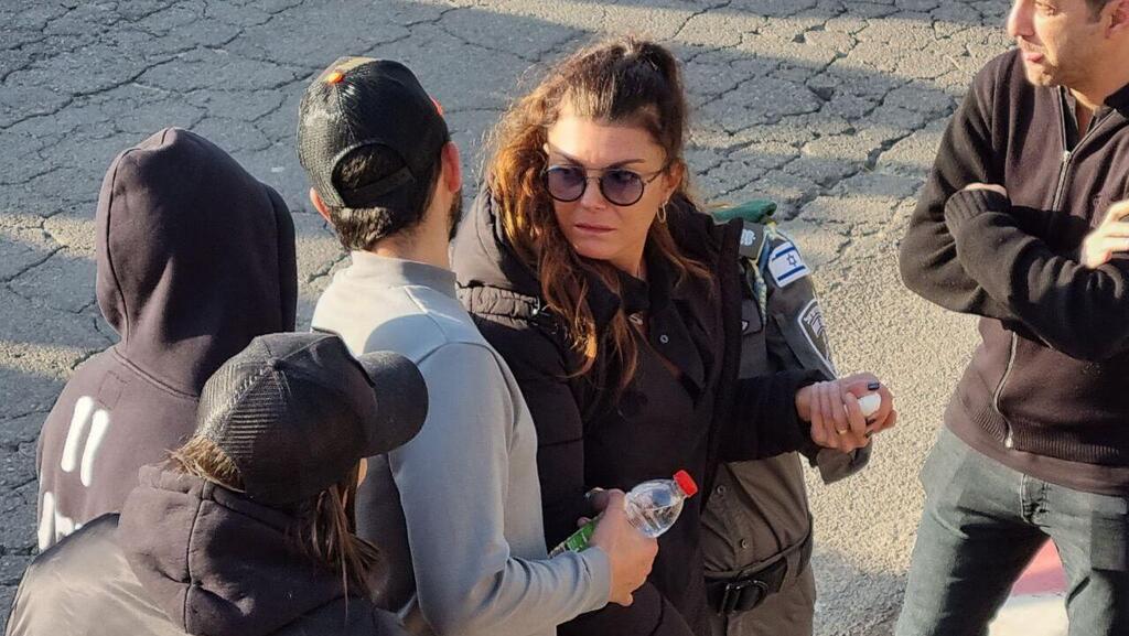 האם דבורה. "איך לא שמרתי עלייך?" (צילום: רענן בן צור) דבורה אמה של שיראל בהלוויה