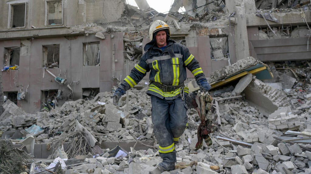 A residential building in Mykolaiv hit by Russian missiles (Photo: AFP) בניין הממשל ב מיקולאייב ב אוקראינה נפגע בהפגזה של צבא רוסיה