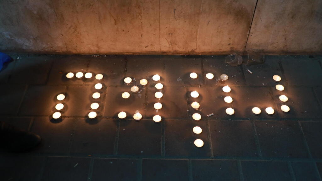 Memory candles spell out 'revenge' near the scene of the attack in Bnei Brak (Photo: Dana Kopel) נורת נקמה ליד מכולת בסמוך למקום הפיגוע