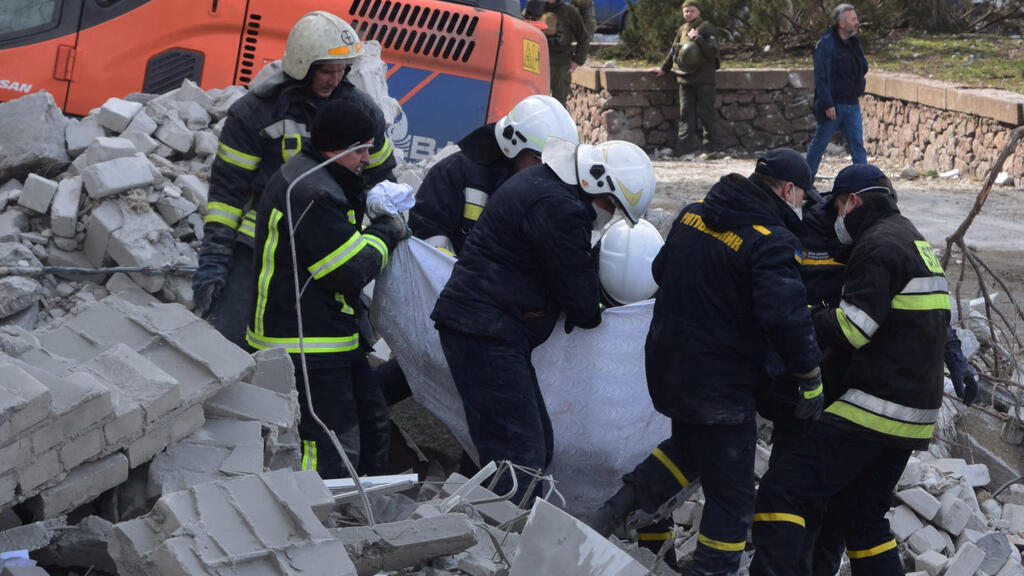 מיקולאייב כוחות הצלה מחלצים אדם מ הריסות בניין הממשל 