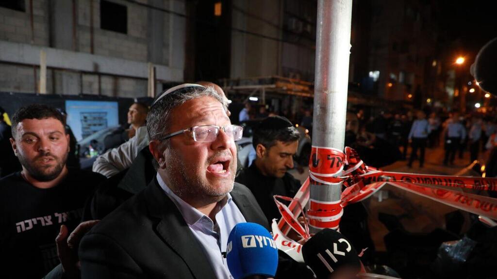 Extreme right MK Itamar Ben Gvir in Bnei Brak after a deadly attack that killed five on Tuesday (Photo: Dana Kopel) ח"כ איתמר בן גביר