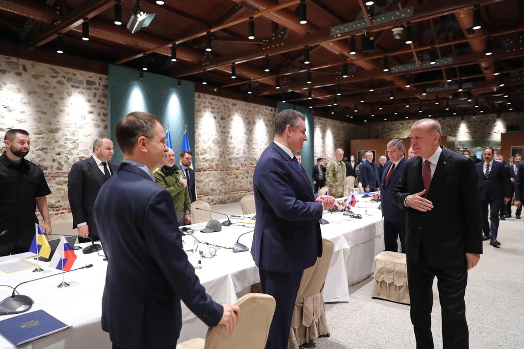Erdogan welcomes Ukrainian and Russian officials for talks (Photo: EPA) נשיא טורקיה רג'פ טאיפ ארדואן