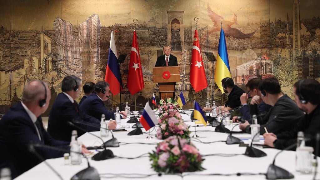 Turkish President Recep Tayyip Erdoğan addressing Ukraine and Russian delegates at ceasefire talks late last month (Photo: EPA) נשיא טורקיה רג'פ טאיפ ארדואן