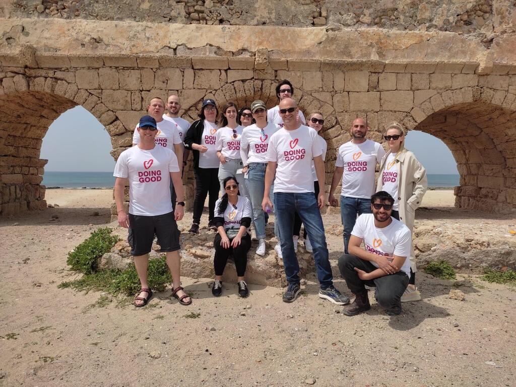 חברת הנדל"ן סלע בינוי בשיתוף עמותת רוח טובה בפעילות התנדבותית במפעל המשקם בחיפה וניקוי חופים (צילום: באדיבות סלע בינוי ) חברת הנדל"ן סלע בינוי בשיתוף עמותת רוח טובה בפעילות התנדבותית במפעל המשקם בחיפה וניקוי חופים