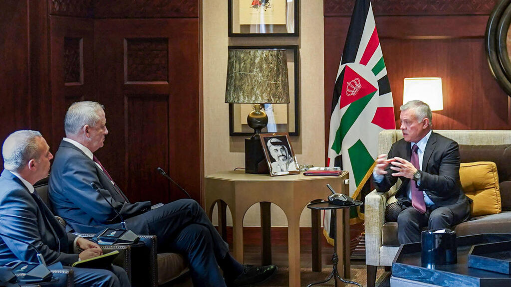 Defense Minister Benny Gantz meets Jordan's King Abdullah II in Amman on Tuesday (Photo: AFP) בני גנץ בפגישה בירדן