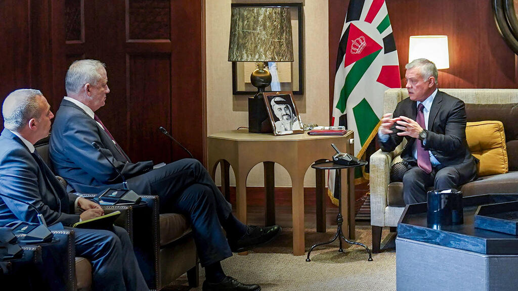 גנץ עם מלך ירדן (צילום: AFP/JORDANIAN ROYAL PALACE / YOUSEF ALLAN) בני גנץ בפגישה בירדן