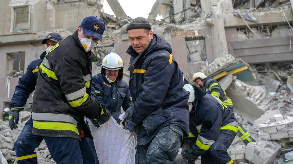 A residential building in Mykolaiv hit by Russian missiles (Photo: Reuters) בניין הממשל ב מיקולאייב ב אוקראינה נפגע בהפגזה של צבא רוסיה